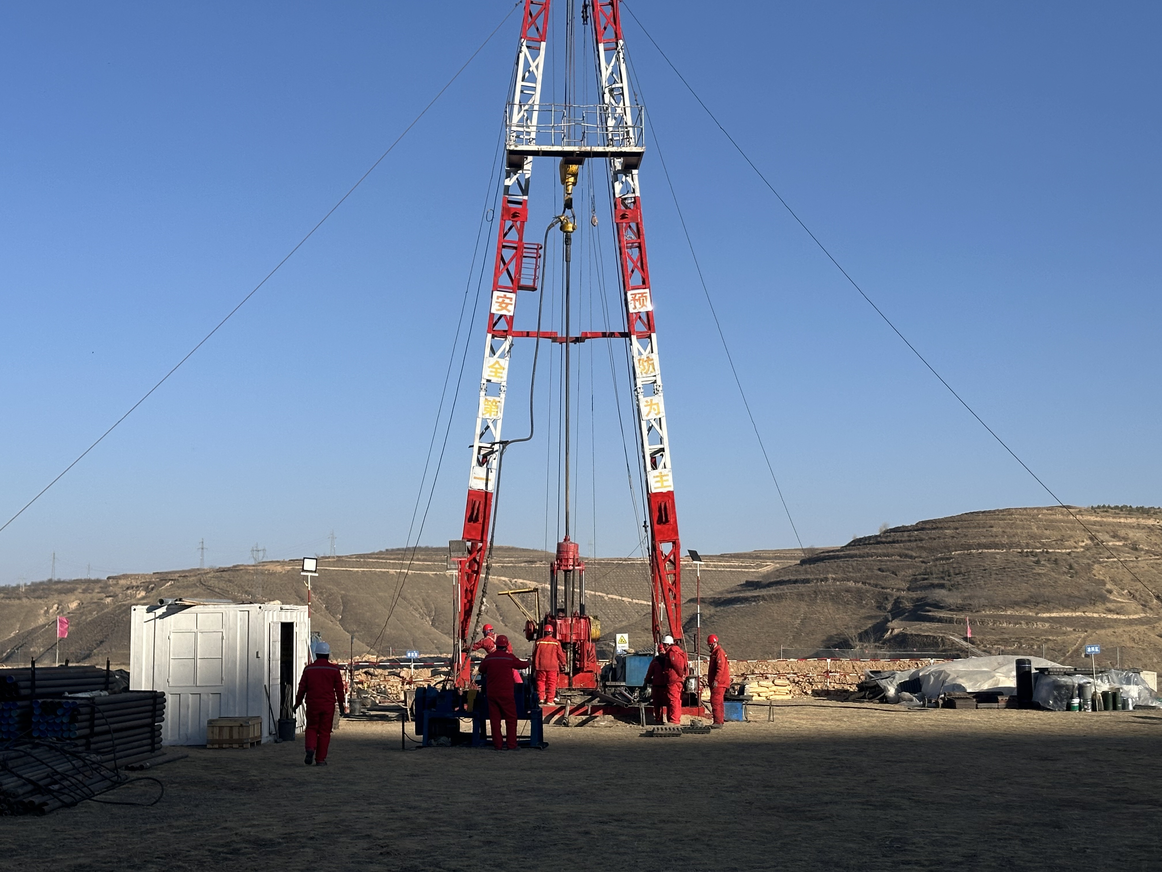 《苦练内功 转换思路》工人施工插图。拍摄：吕妍蓉 .jpg